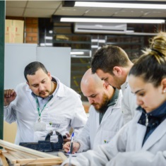Professor Menezes (com a caneta) orienta a finalização dos produtos